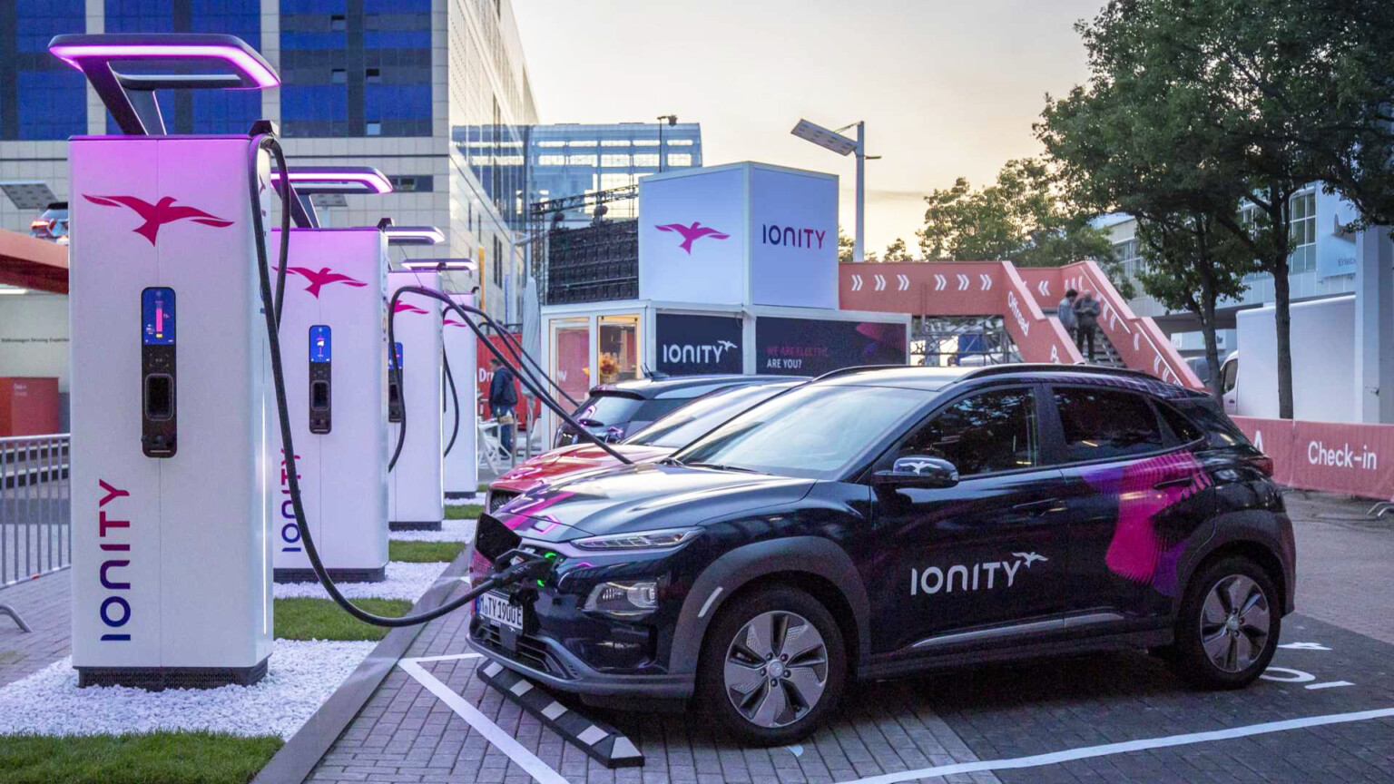 Bmw разработает электрозаправки для сети ionity