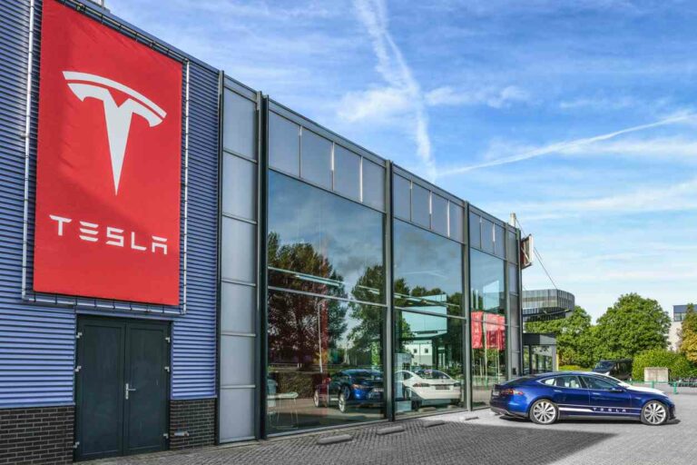 Tesla ввела в США безопасные варианты доставки электромобилей на фоне коронавируса