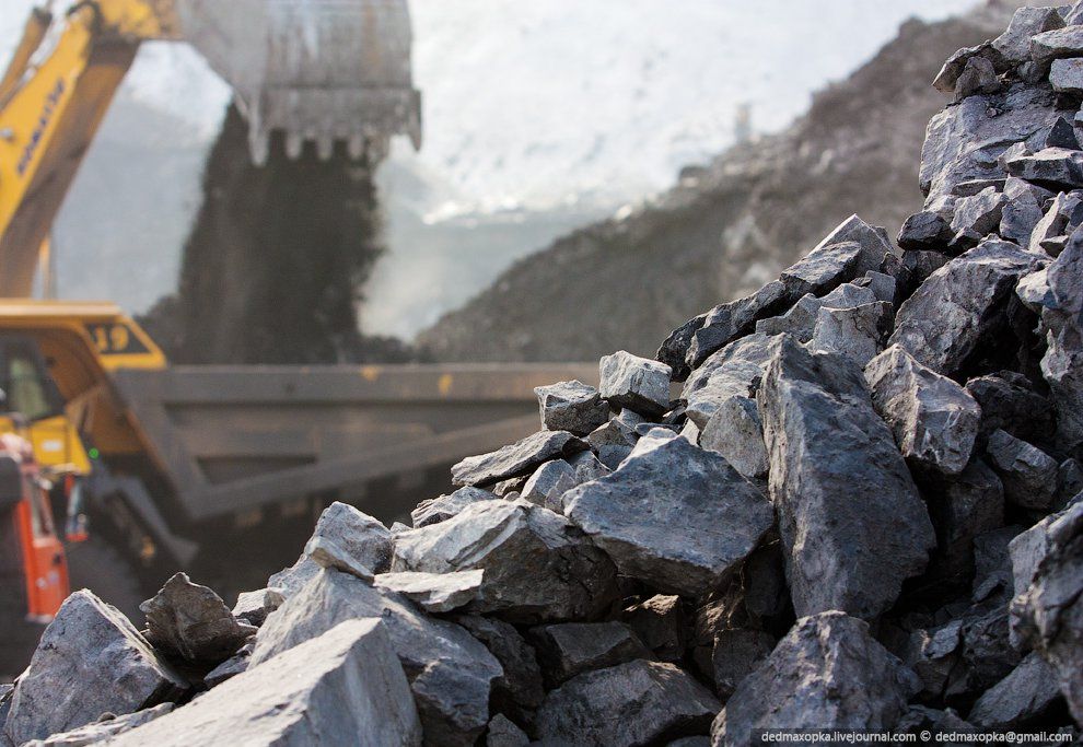 Каменный уголь в энергетике. Каменный уголь добыча Кузбасс. Добыча угля в Кузбассе. Угольная промышленность. Угольный разрез.