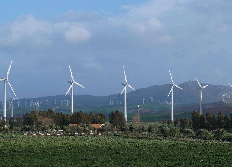 Испания планирует увеличить долю "зеленой" энергии до 70% к 2050 году