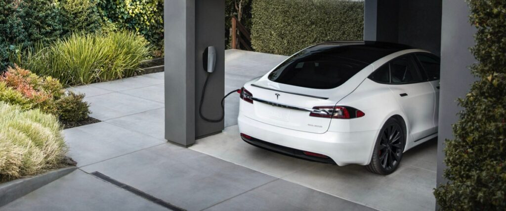 Машины Tesla могут продавать энергию, их зарядка оказалась двухсторонней