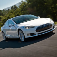 Новый аккумулятор сделает электромобили Tesla дешевле бензиновых