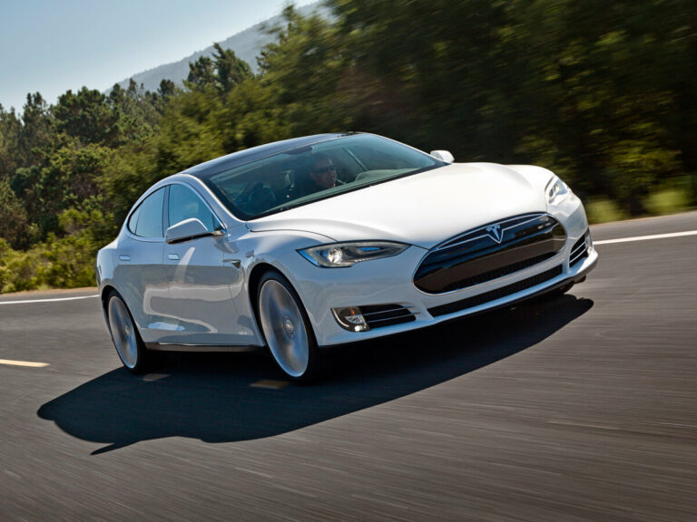 Новый аккумулятор сделает электромобили Tesla дешевле бензиновых