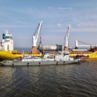 В открытом море завершилась перевалка крупногабаритных грузов с морских судов на баржи для Иркутского завода полимеров