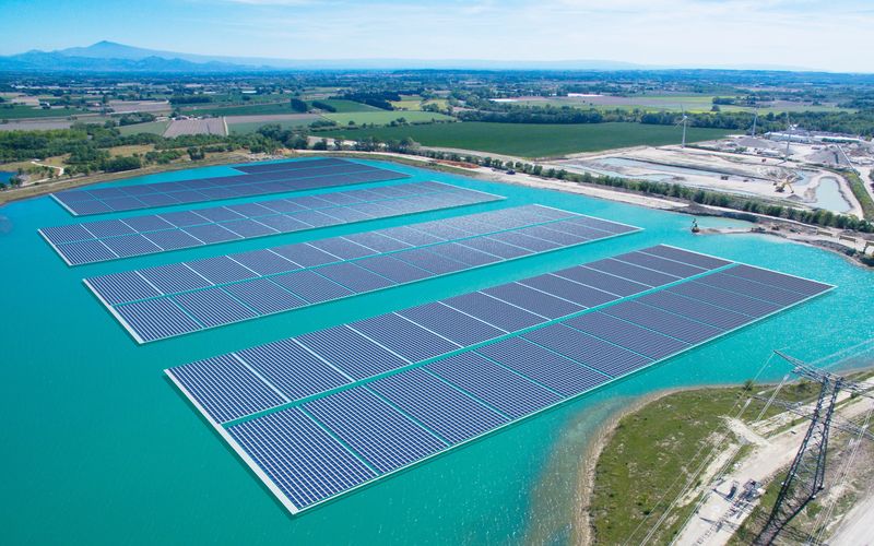 В Испании ввели в эксплуатацию первую плавучую солнечную электростанцию