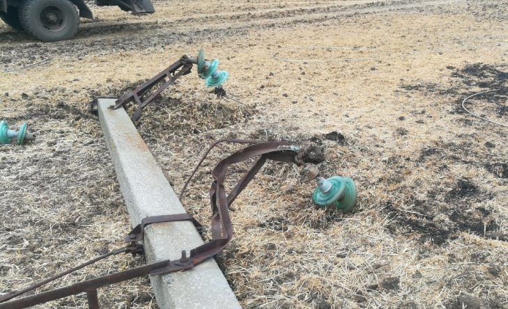 Нарушение правил безопасности при сельхозработах привело к обрушению опоры ЛЭП в Приморско-Ахтарском районе