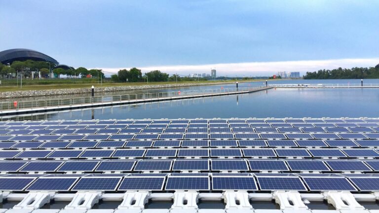 В Сингапуре появится одна из крупнейших в мире плавучих платформ с солнечными батареями
