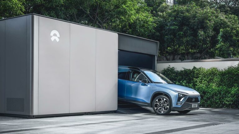 Китайская компания Nio запустила услугу аренды аккумуляторов, которая позволит водителям покупать электромобили без аккумуляторной батареи