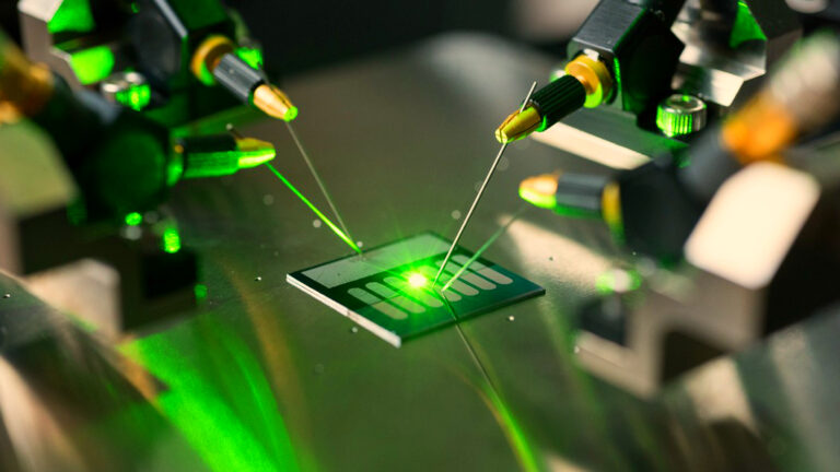 Американские ученые создали первый электроинъекционный лазер