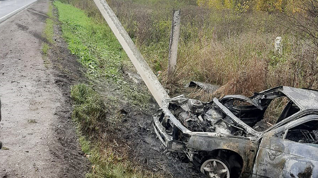 Пьяный водитель в Новокузнецкой районе сбил две опоры и полностью сжег автомобиль