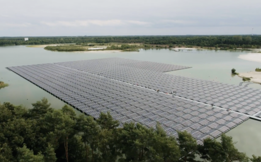 В Бельгии завершено строительство плавучей солнечной электростанции на озере песчаного карьера