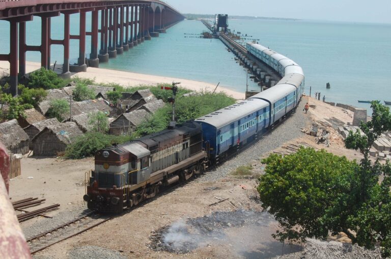 Индийские железные дороги планируют построить 20 ГВт солнечных или ветровых мощностей для питания своей сети