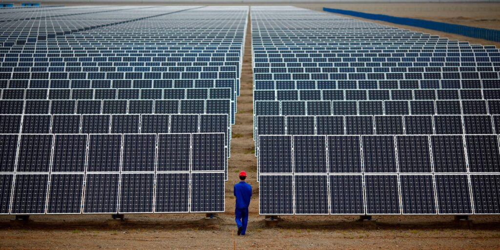 В Китае введена в строй крупнейшая в мире солнечная электростанция, и она оснащена накопителем энергии