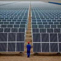 В Китае введена в строй крупнейшая в мире солнечная электростанция, и она оснащена накопителем энергии