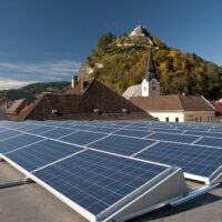 Во Франции запустили мощную солнечную электростанцию в горной долине на средства местных жителей