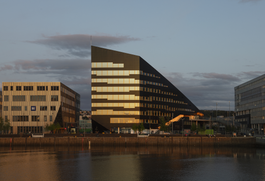 В Норвегии построили офисное здание, которое полностью работает на солнечной электроэнергии