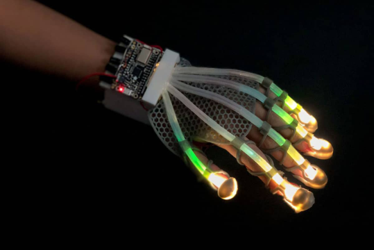 Ученые создали эластичный сенсор, который подарит роботам возможность испытывать тактильные ощущения как у человеческой кожи
