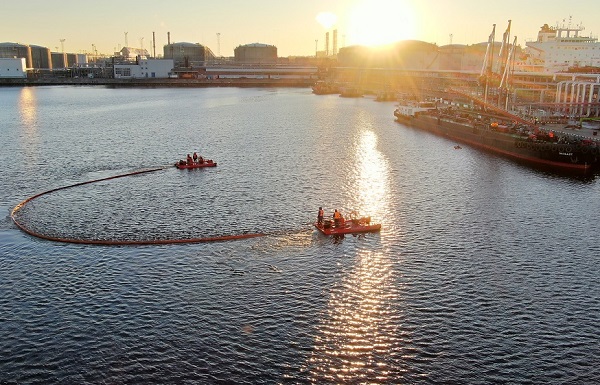 В Большом порту Санкт-Петербурга состоялись учения по ликвидации нефтеразлива