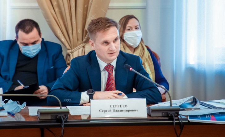 Генеральный директор «Россети Кубань» Сергей Сергеев рассказал на парламентских слушаниях ЗСК об инвестициях компании в энергокомплекс региона