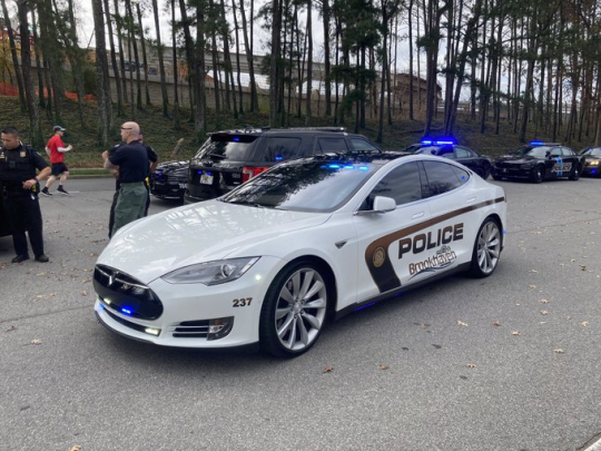 Американские полицейские приехали на Tesla-парад на электромобиле Tesla Model S, который купили на конфискованные деньги от продажи наркотиков