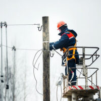 Бригады «Россети Центр» устраняют технологические нарушения в энергосетях Тверской области, вызванные непогодой, в круглосуточном режиме
