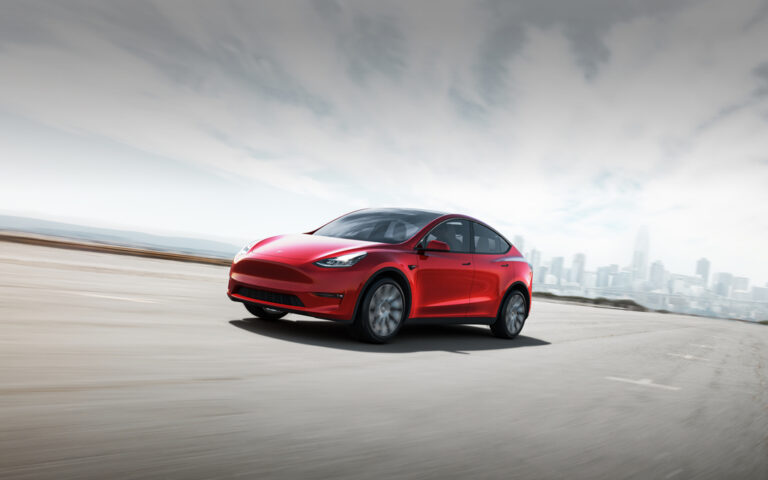 В США компактный кроссовер Tesla Model Y получил наивысший пятизвездочный рейтинг безопасности