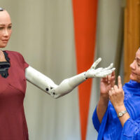 Тысячи роботов «София» помогут справляться с одиночеством