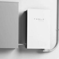 Tesla презентовала инвертор солнечной энергии для домашних хозяйств
