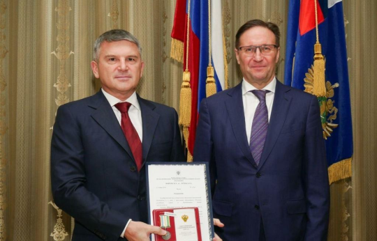 Руководитель Ростехнадзора Алексей Алёшин наградил главу «Россети Центр» Игоря Маковского юбилейной медалью ведомства