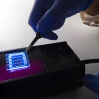 Японские ученые создали уникальный гиперфлуоресцентный излучатель на основе TADF с чисто синим свечением