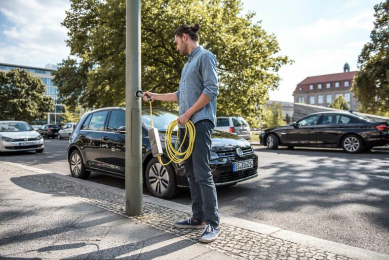 В Чехии планируют к 2027 году установить до 6000 фонарей-зарядок для электромобилей