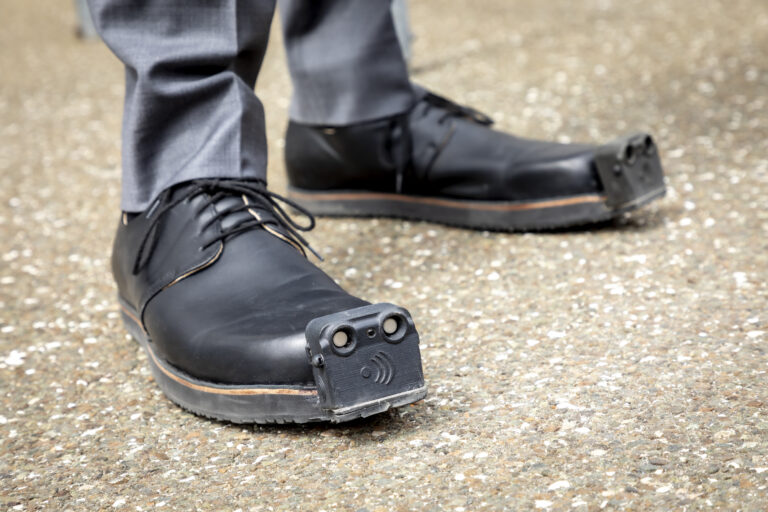 Придумана обувь с ультразвуком и камерой, которая предупреждает слабовидящих о препятствиях на их пути