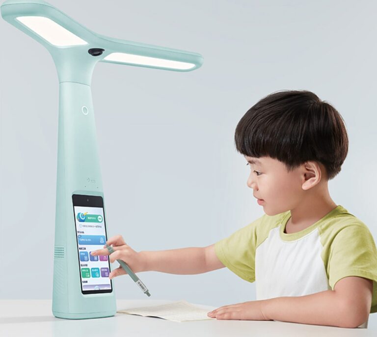 ByteDance представила умную лампу для наблюдения за детьми во время учебы