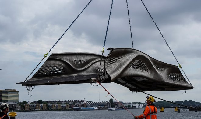 В Амстердаме открыли первый мире стальной мост, напечатанный на 3D-принтере