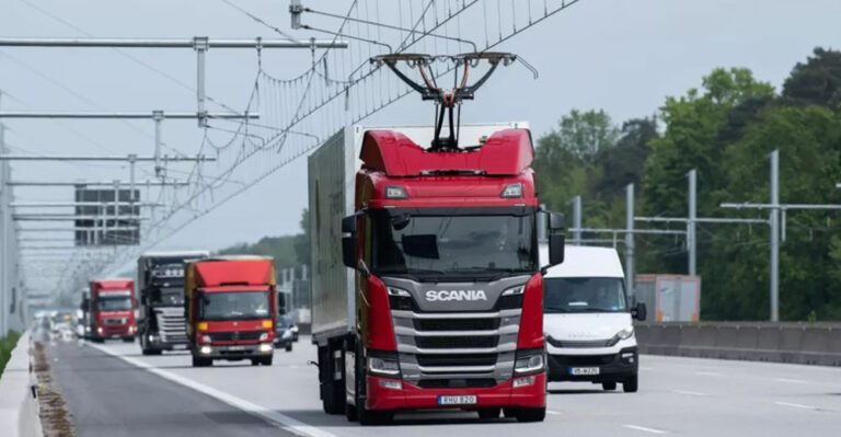 Автобан в Германии оснастили проводами для теста электрогрузовиков