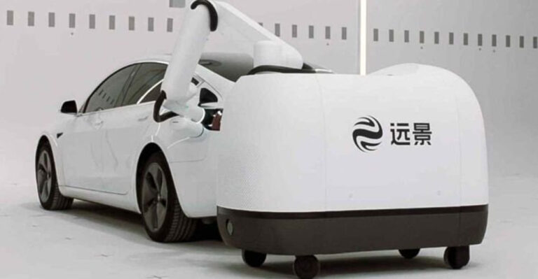 Создан передвижной робот для зарядки электроавтомобилей