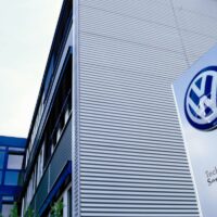 Volkswagen собирается вложить $20 млрд в производство аккумуляторов