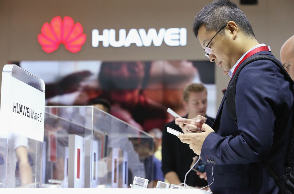 Huawei приостановила работу своих интернет-магазина и онлайн-приложения в России