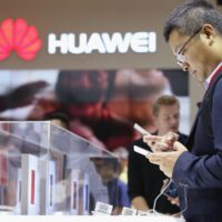 Huawei приостановила работу своих интернет-магазина и онлайн-приложения в России